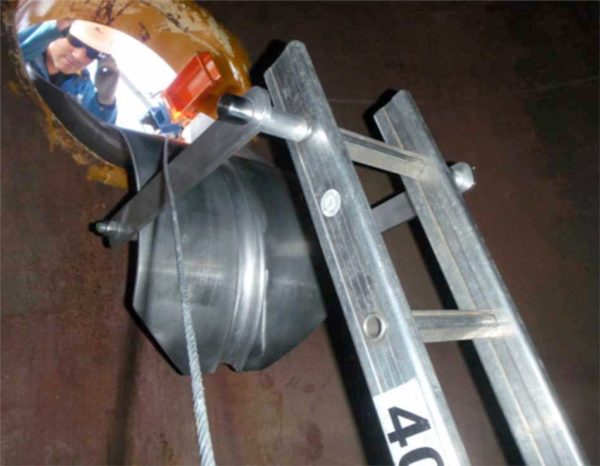 HangLadder-confined-spaces-manhole-emergency